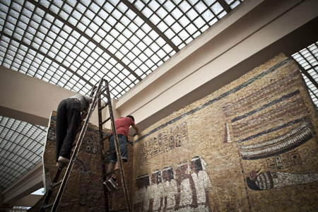 Ajustes na cópia da tumba de Tutankhamon (KV-62) realizados no Cairo (Egito). Foto: Ines Della Valle. 2012.