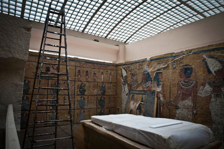 Ajustes na cópia da tumba de Tutankhamon (KV-62) realizados no Cairo (Egito). Foto: Ines Della Valle. 2012.