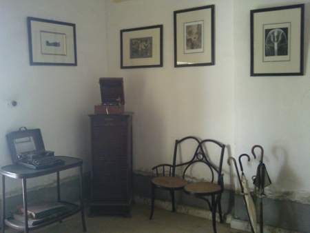 Uma das salas de Howard Carter em sua casa em Luxor. Disponível em . Acesso em 06 de outubro de 2013.