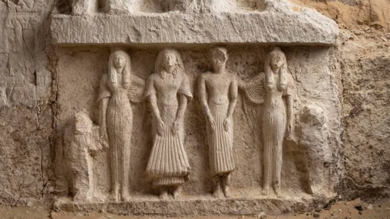 Arqueólogos descobrem tumba milenar de casal egípcio em Saqqara