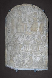 Estela de pedra de Iuny e Renut representando Khay na parte inferior realizando uma oferenda juntamente a um escriba. Imagem disponível em . Acesso em 25 de fevereiro de 2013.