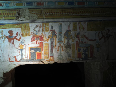 Uma tumba Ramséssida em Luxor. Disponível em . Acesso em 03 de janeiro de 2014.