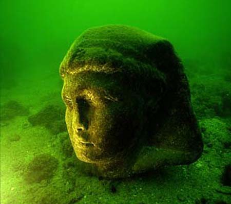 Sítio arqueológico submerso em Alexandria (Egito). Imagem disponível em . Acesso em 21 de setembro de 2013. 
