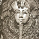 Rosto de um dos ataúdes de Tutankhamon. Fotografia tirada pela a expedição ao Egito realizada pelo o Metropolitan Museum of Art. (Ano desc.)  